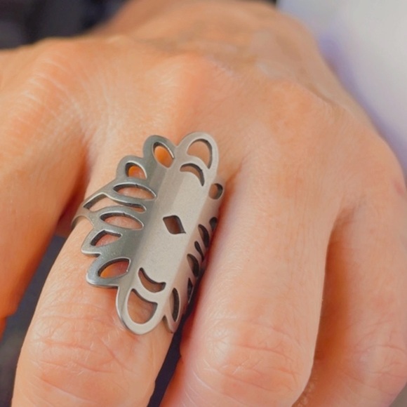 NWT STAINLESS STEEL RING Silver Laser Cut Pattern WOMEN, Size 9 - Picture 14 of 15